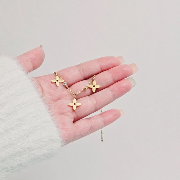 🌷 18K PVD Gold Plated Stainless Steel Flower Charm Bracelet - Picture 4 of 4